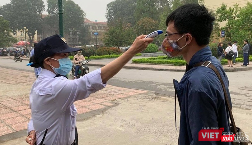 Kiểm tra thân nhiệt người ra vào BV ĐH Y Hà Nội. Kiểm tra thân nhiệt người ra vào BV ĐH Y Hà Nội.