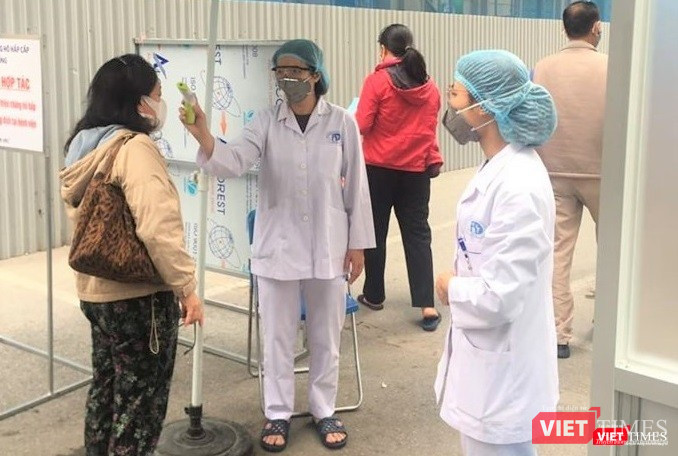 Các nhân viên y tế kiểm tra thân nhiệt tại cổng vào BV Xanh Pôn. Các nhân viên y tế kiểm tra thân nhiệt tại cổng vào BV Xanh Pôn.