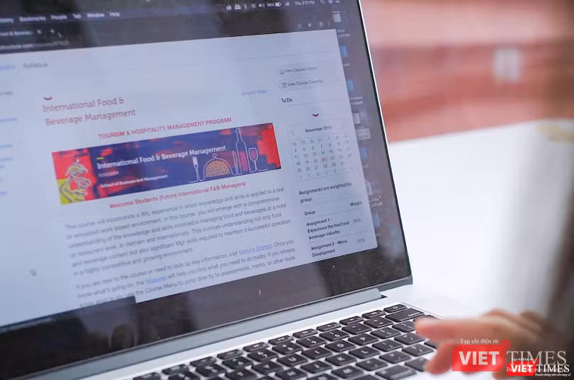 Làm việc trực tuyến là lựa chọn tối ưu với với nhiều ngành nghề trong bối cảnh dịch bệnh như hiện nay. Ảnh: Minh Ngọc.