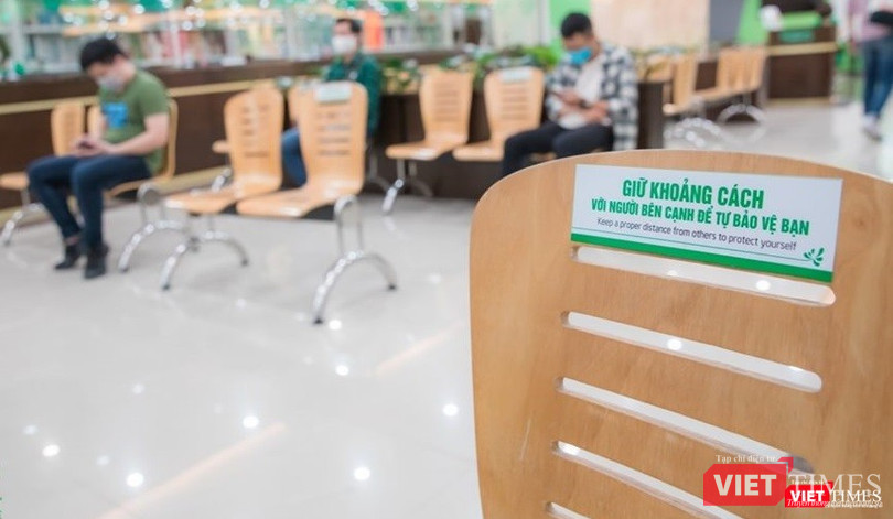 Khẩu hiệu về giữ khoảng cách xuất hiện ngay trên thành ghế của BV ĐKQT Thu Cúc. Khẩu hiệu về giữ khoảng cách xuất hiện ngay trên thành ghế của BV ĐKQT Thu Cúc.