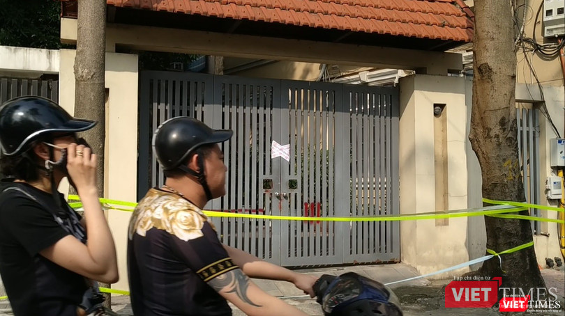 Ngôi nhà của vợ chồng ông T. và hai ngôi nhà cạnh đó đã được chăng dây đặt biển cảnh báo. Ngôi nhà của vợ chồng ông T. và hai ngôi nhà cạnh đó đã được chăng dây đặt biển cảnh báo.