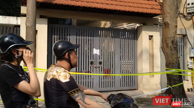 Ngôi nhà của vợ chồng ông T. và hai ngôi nhà cạnh đó đã được chăng dây đặt biển cảnh báo.