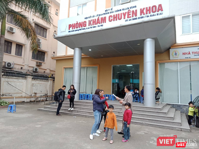 Phụ huynh đưa trẻ đi khám tại Viện Sốt rét - Ký sinh trùng - Côn trùng Trung ương 