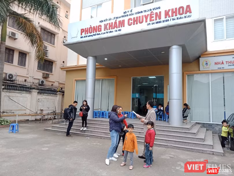 Phụ huynh đưa trẻ đi khám tại Viện Sốt rét - Ký sinh trùng - Côn trùng Trung ương 