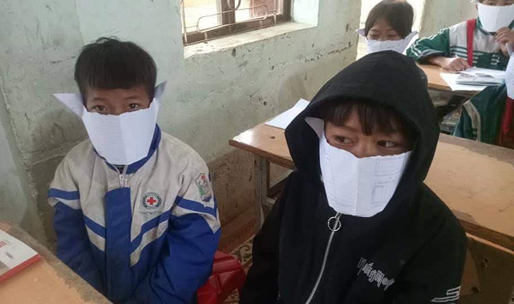 Hình ảnh cô Phim chụp học sinh đeo khẩu trang giấy ngày 6/02/2020 (Ảnh của VNexpress)