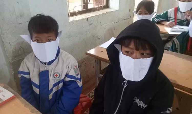 Hình ảnh cô Phim chụp học sinh đeo khẩu trang giấy ngày 6/02/2020 (Ảnh của VNexpress) Hình ảnh cô Phim chụp học sinh đeo khẩu trang giấy ngày 6/02/2020 (Ảnh của VNexpress)