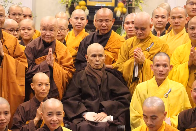 Thiền sư Thích Nhất Hạnh (ngồi giữa) tại chùa Từ Hiếu đầu năm 2019. Ảnh: Võ Thạnh.