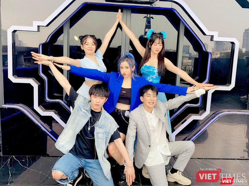 Linh Barbie bên cạnh nhóm bạn thân thiết. Ảnh: Lê Chi