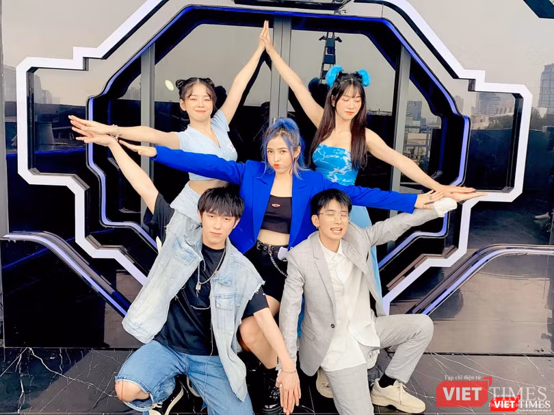 Linh Barbie bên cạnh nhóm bạn thân thiết. Ảnh: Lê Chi