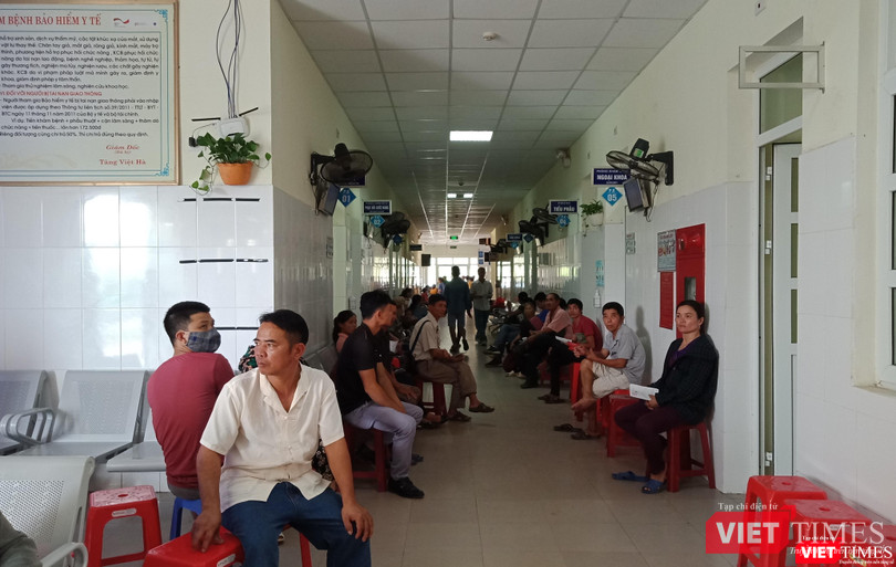 Người dân xếp hàng chờ được khám bệnh tại Bệnh viện đa khoa khu vực Tây Bắc. Người dân xếp hàng chờ được khám bệnh tại Bệnh viện đa khoa khu vực Tây Bắc.