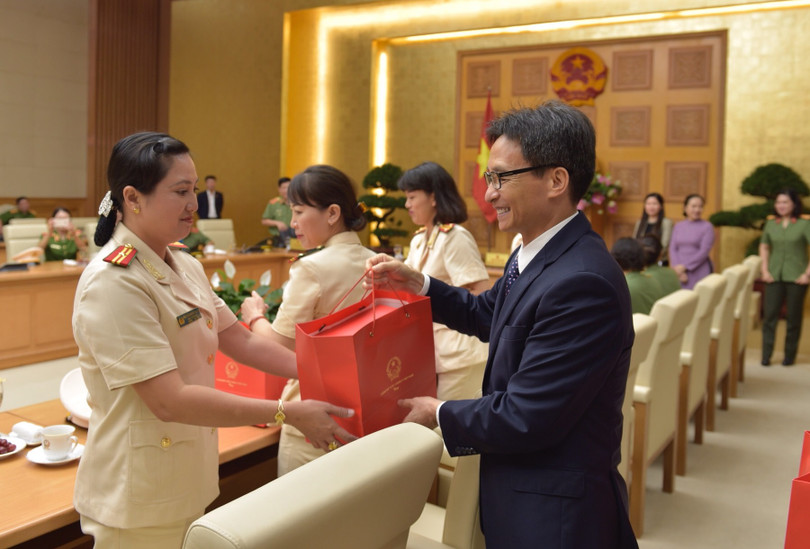 Phó Thủ tướng tặng quà cho các nữ cán bộ, chiến sĩ CAND tiêu biểu.