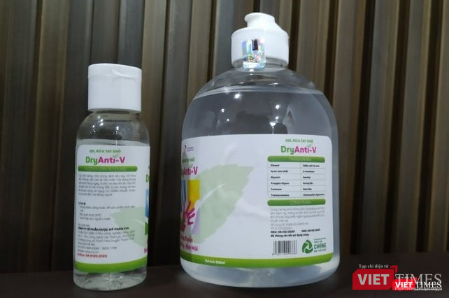 Gel rửa tay khô DryAnti-V được đóng trong chai 50ml và 400ml phù hợp, tiện dụng với nhiều trường hợp. Gel rửa tay khô DryAnti-V được đóng trong chai 50ml và 400ml phù hợp, tiện dụng với nhiều trường hợp.