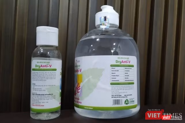 Gel rửa tay khô DryAnti-V được đóng trong chai 50ml và 400ml phù hợp, tiện dụng với nhiều trường hợp.
