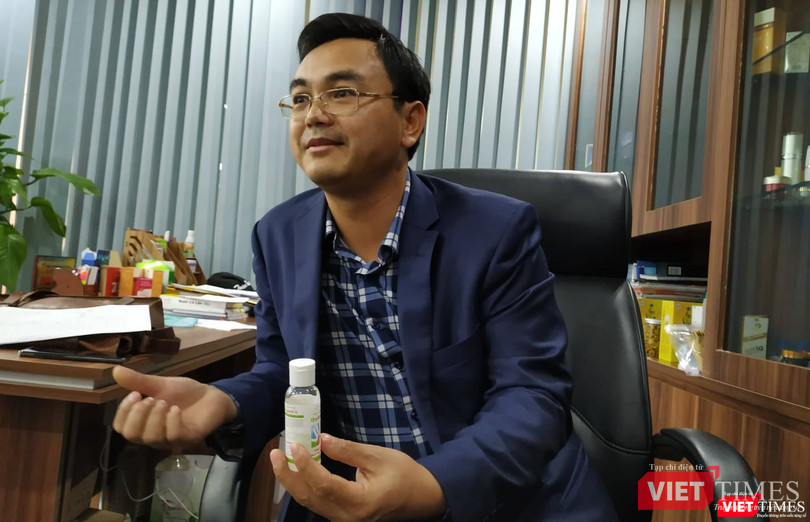 Anh Phan Văn Hiệu, Giám đốc CVI Pharma cầm trên tay sản phẩm Gel rửa tay khô DryAnti-V do chính CVI sản xuất. Anh Phan Văn Hiệu, Giám đốc CVI Pharma cầm trên tay sản phẩm Gel rửa tay khô DryAnti-V do chính CVI sản xuất.