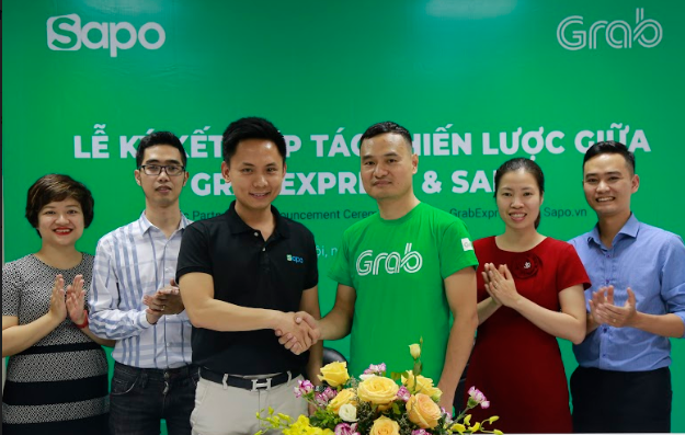 Đại diện Sapo và Grab tại Lễ kí kết hợp tác diễn ra chiều 19/2 Đại diện Sapo và Grab tại Lễ kí kết hợp tác diễn ra chiều 19/2