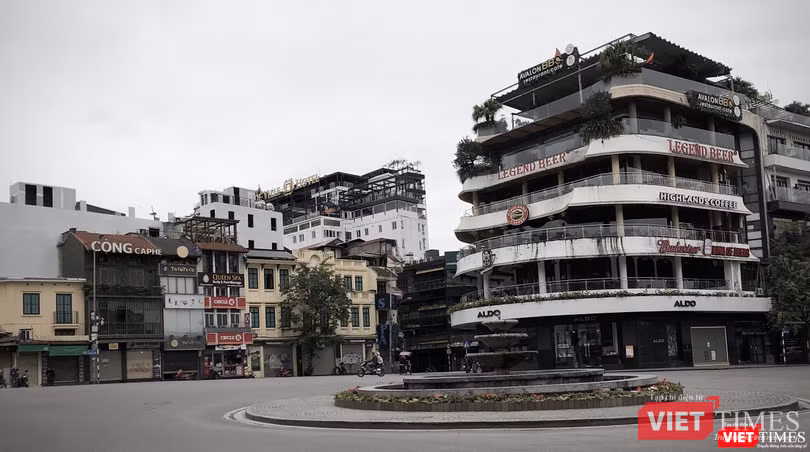 Hình ảnh gần như chưa từng có tại Hà Nội: Quảng trường Đông Kinh Nghĩa Thục không một bóng người. Ảnh chụp ngày 5/4.