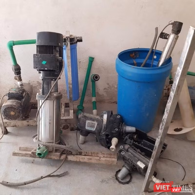 Một phần vật chứng quan trọng trong hệ thống RO bị tháo rời ra