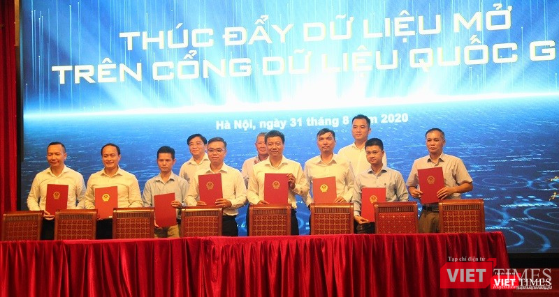 Bộ TT&TT và các bộ, ngành, đơn vị ký biên bản hợp tác về thúc đẩy dữ liệu mở và đồng hành trong việc triển khai Cổng dữ liệu quốc gia