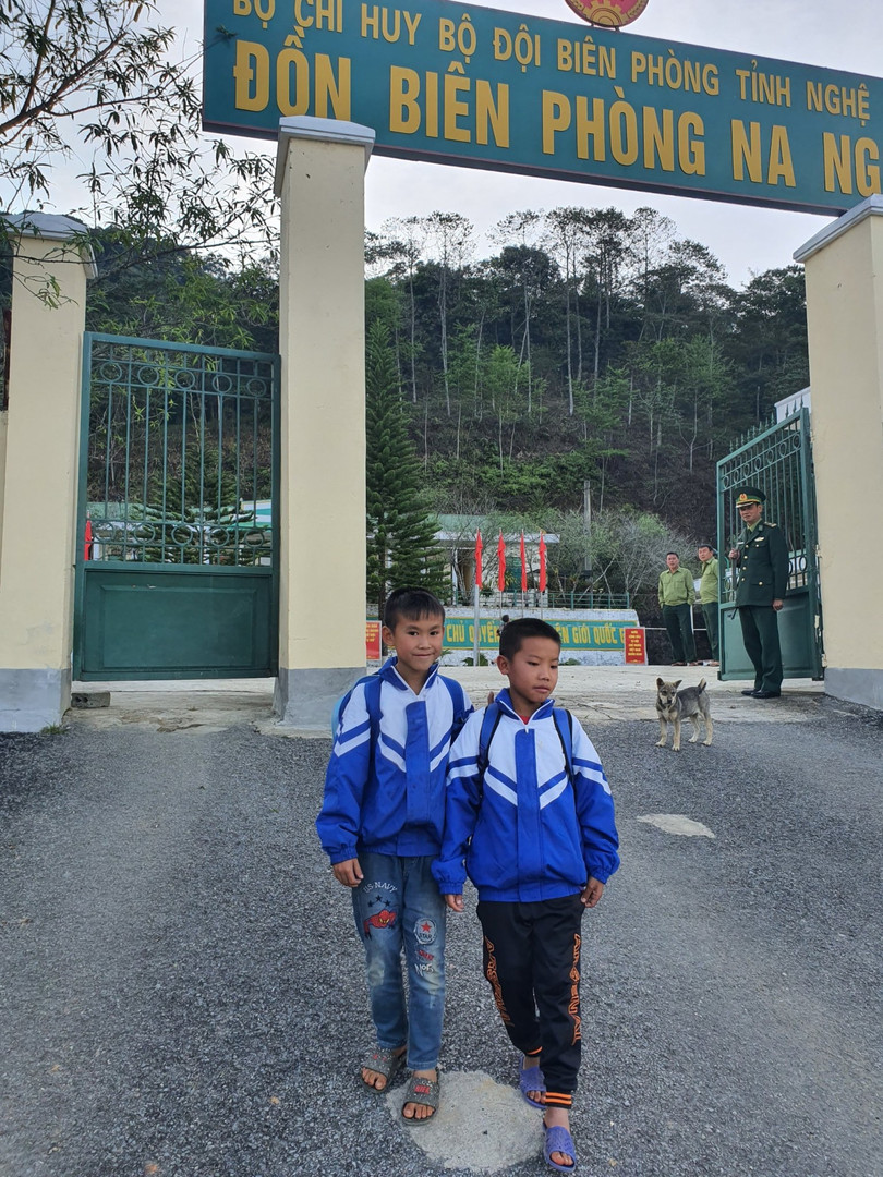 Hai cháu Vi Dương Cầm và Hùa Bá Sâu Hai cháu Vi Dương Cầm và Hùa Bá Sâu