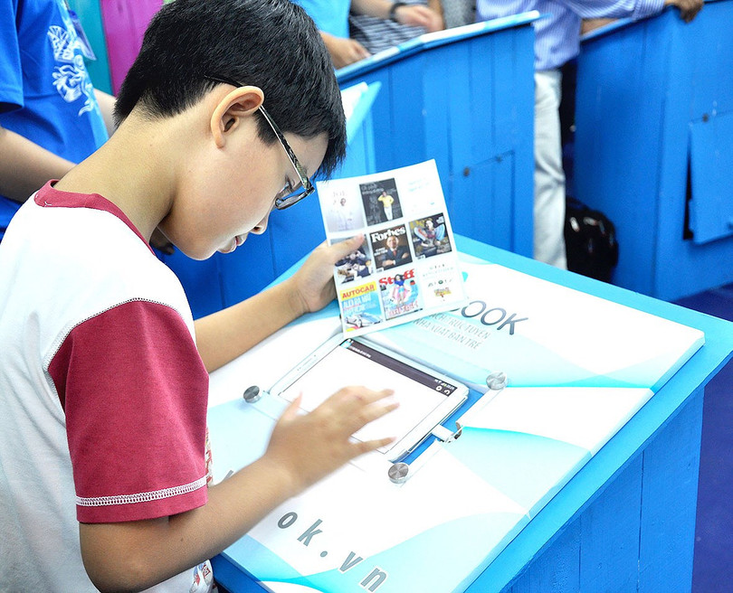 Cuốn sách hiện lên trên màn ảnh vi tính như hình thể thực tế của cuốn sách bên ngoài. Bạn "giở" từng trang và đọc thoáng qua. Bạn "gấp" sách lại và nhìn qua cửa sổ.