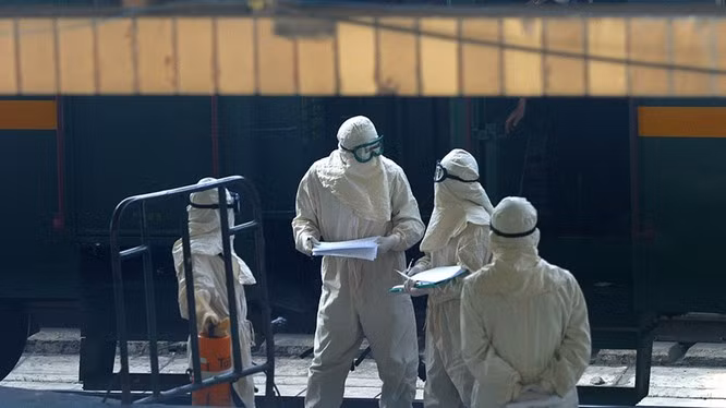 Nhân viên y tế Trung Quốc thực hiện các biện pháp chống dịch viêm phổi lạ (Ảnh: Internet) Nhân viên y tế Trung Quốc thực hiện các biện pháp chống dịch viêm phổi lạ (Ảnh: Internet)