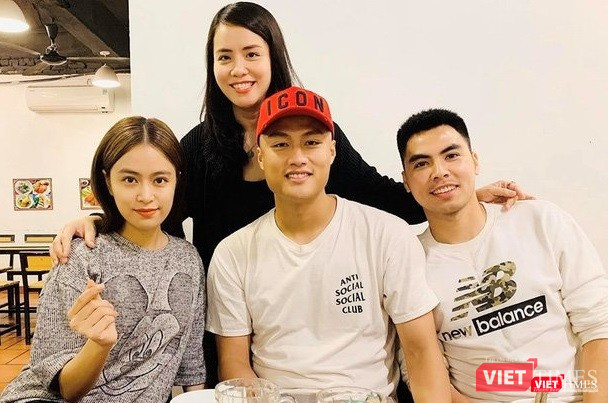 Nhà báo Đinh Bích Ngọc (hàng sau) trong cuộc hội ngộ giữa Hoàng Thùy Linh, Mạc Hồng Quân và Phạm Đức Huy. Nhà báo Đinh Bích Ngọc (hàng sau) trong cuộc hội ngộ giữa Hoàng Thùy Linh, Mạc Hồng Quân và Phạm Đức Huy.