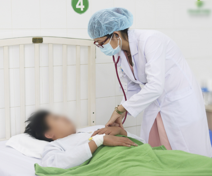 Bác sĩ điều trị cho bệnh nhân mắc sốt xuất huyết