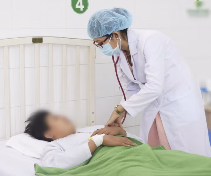 Bác sĩ điều trị cho bệnh nhân mắc sốt xuất huyết