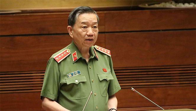 Bộ trưởng Bộ Công an Tô Lâm trình bày tờ trình dự án Luật Xuất cảnh, nhập cảnh của công dân Việt Nam