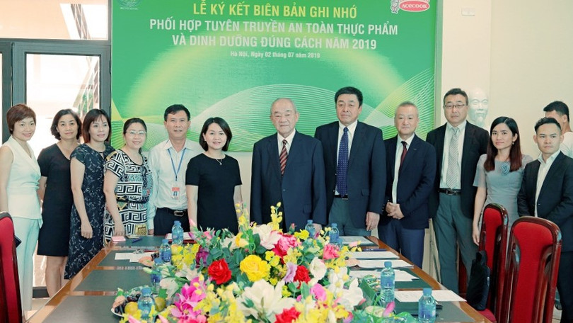 Bà Trần Việt Nga (váy đen, thứ 6 từ trái sang phải) cùng đối tác của Cục truyền thông về an toàn thực phẩm