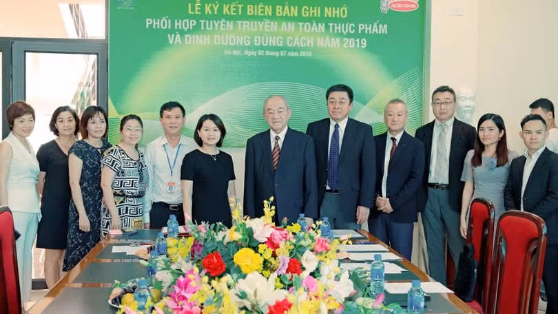 Bà Trần Việt Nga (váy đen, thứ 6 từ trái sang phải) cùng đối tác của Cục truyền thông về an toàn thực phẩm