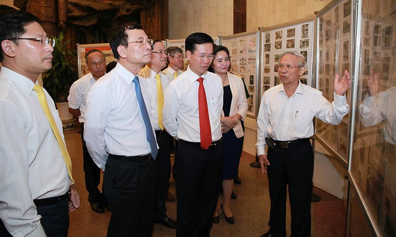 Ông Võ Văn Thưởng - Trưởng Ban Tuyên giáo Trung ương và ông Nguyễn Mạnh Hùng - Bộ trưởng Bộ Thông tin và Truyền thông xem các mẫu tem vừa phát hành.