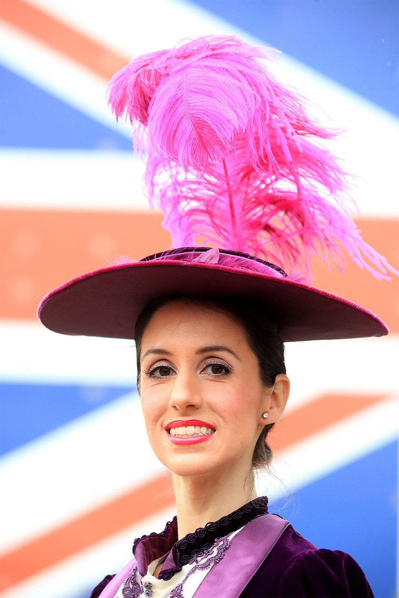 Christina Wilson trong chiếc mũ màu đỏ tươi với các trang trí lông vũ nền nã.