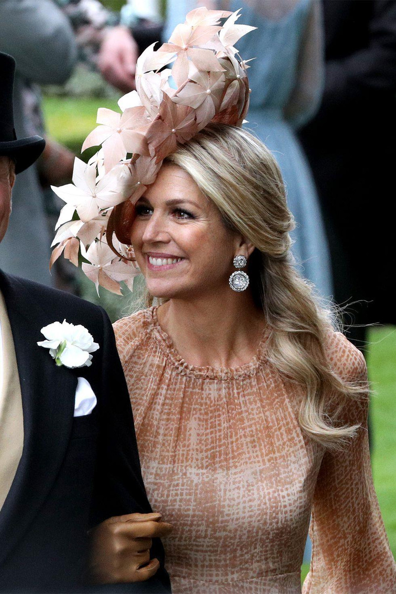 Nữ hoàng Maxima của Hà Lan trong chiếc mũ màu hồng ửng đầy hoa.