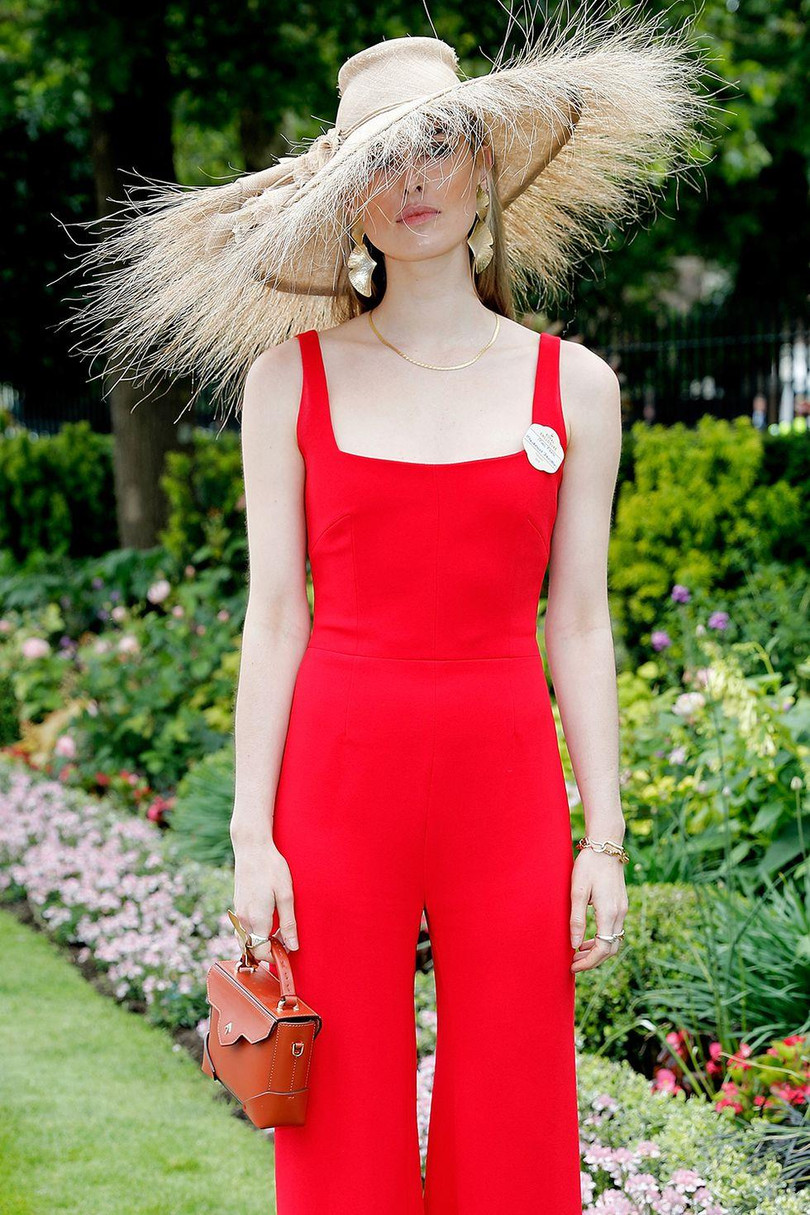 Flora Macdonald Johnston trong chiếc mũ rơm quá khổ với vành rộng cực lớn.