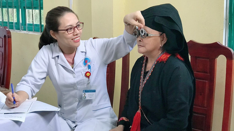 Người dân được khám miễn phí về nội khoa, siêu âm ổ bụng tổng quát, điện tim và khám các chuyên khoa; thử đường máu mao mạch khi có chỉ định, kết luận và tư vấn về sức khỏe, sau đó được phát thuốc miễn phí (Ảnh: BVCC).