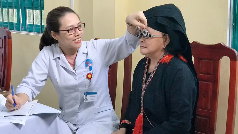 Người dân được khám miễn phí về nội khoa, siêu âm ổ bụng tổng quát, điện tim và khám các chuyên khoa; thử đường máu mao mạch khi có chỉ định, kết luận và tư vấn về sức khỏe, sau đó được phát thuốc miễn phí (Ảnh: BVCC).