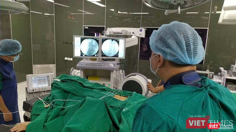 Kỹ thuật tiêm cột sống cho bệnh nhân cần được thực hiện bởi các bác sĩ và có sự hỗ trợ của máy móc (Ảnh: BVCC).