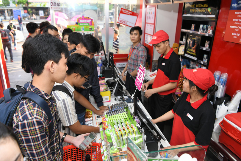 Được biết, tổng hoàn tiền của MoMo trong ngày Siêu hoàn tiền 1/11 là gần 200.000 đồng cho mỗi khách hàng. Được biết, tổng hoàn tiền của MoMo trong ngày Siêu hoàn tiền 1/11 là gần 200.000 đồng cho mỗi khách hàng.