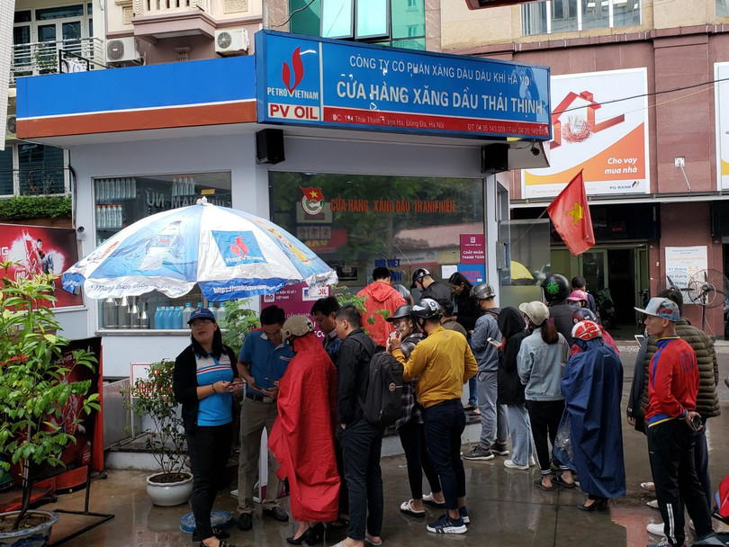 Tại Hà Nội, hàng dài khách hàng chờ quét mã để thanh toán tại cây xăng 194 Thái Thịnh, Đống Đa. Tại Hà Nội, hàng dài khách hàng chờ quét mã để thanh toán tại cây xăng 194 Thái Thịnh, Đống Đa.