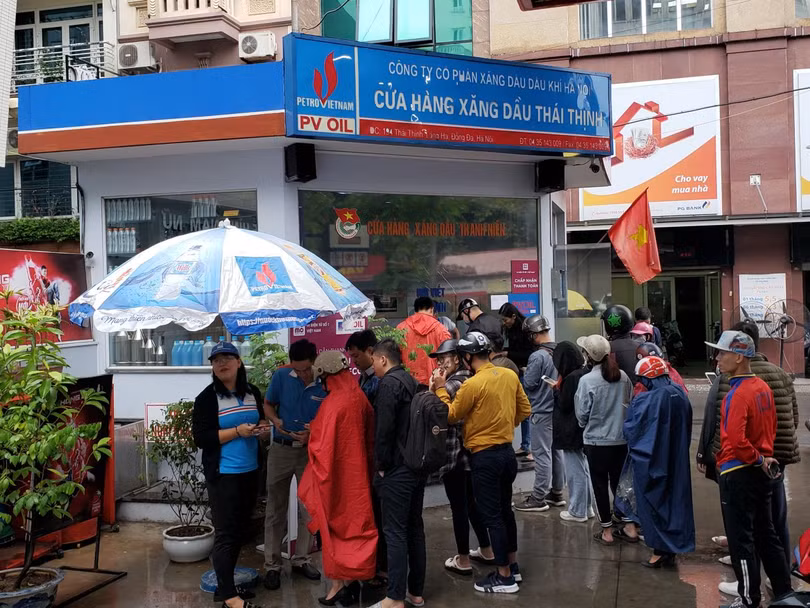 Tại Hà Nội, hàng dài khách hàng chờ quét mã để thanh toán tại cây xăng 194 Thái Thịnh, Đống Đa.