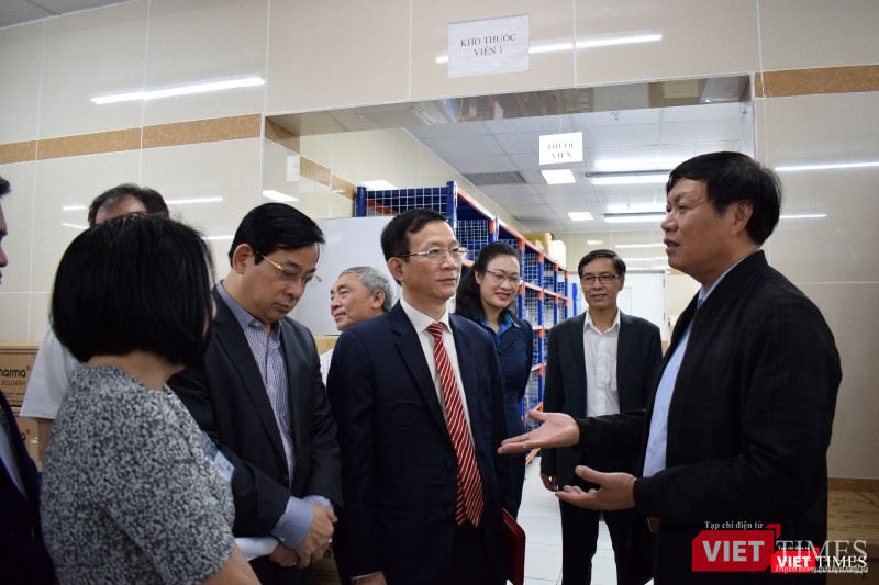 Thứ trưởng Bộ Y tế Đỗ Xuân Tuyên (bên phải) cùng đoàn công tác của Bộ Y tế làm việc tại Bệnh viện Bạch Mai.