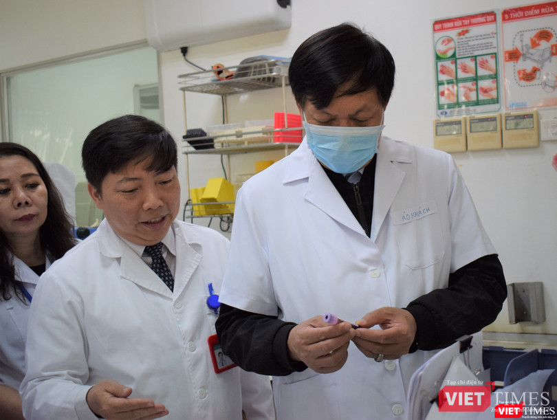 Thứ trưởng Bộ Y tế Đỗ Xuân Tuyên kiểm tra khu labo xét nghiệm của Bệnh viện Bệnh nhiệt đới Trung ương.