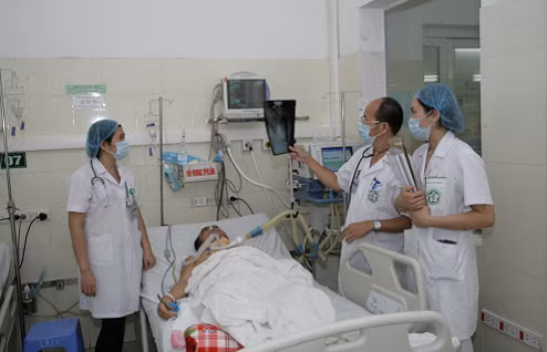 Các bác sĩ của Trung tâm Bệnh nhiệt đới, Bệnh viện Bạch Mai điều trị cho bệnh nhân (Ảnh: BVCC)