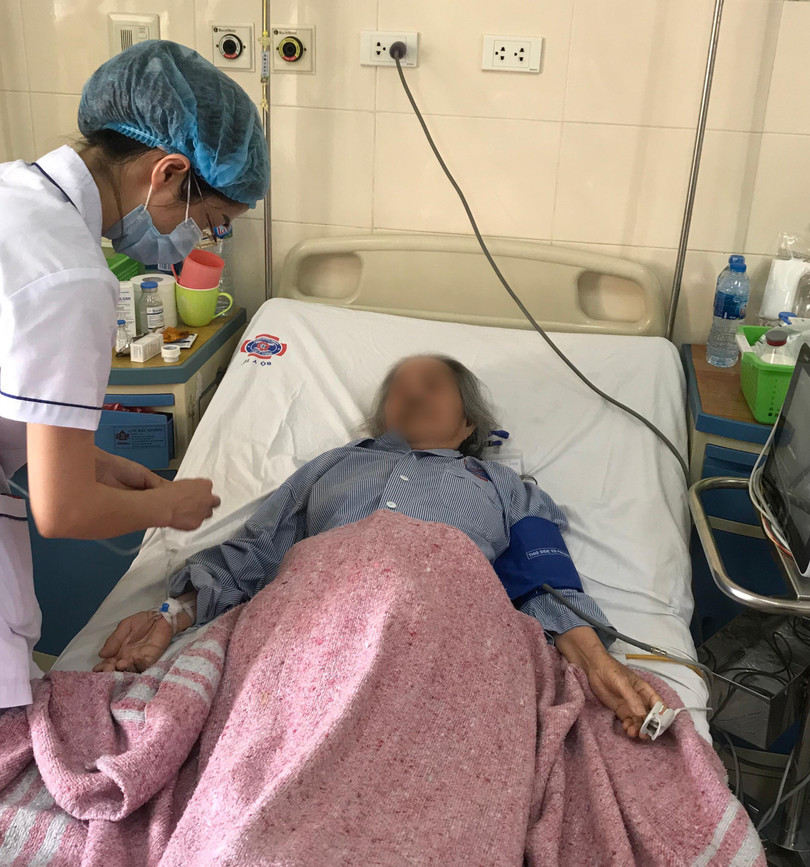 Bà Vũ Thị K. được chăm sóc sau phẫu thuật