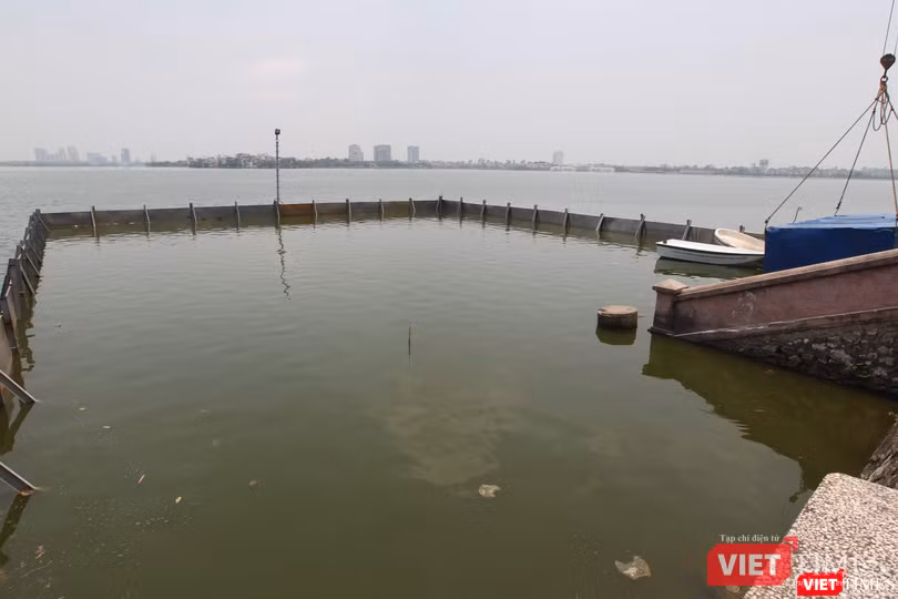 Một góc Hồ Tây được quây lại để đặt máy xử lý nước.