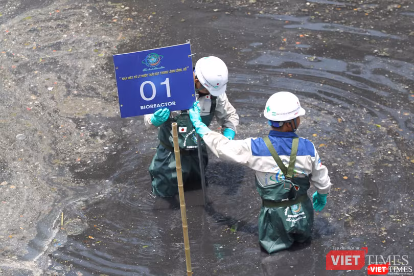 Nhóm kỹ sư đánh dấu điểm đặt máy