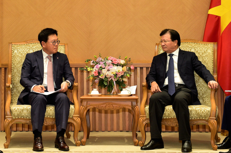 Phó Thủ tướng Trịnh Đình Dũng và Tổng Giám đốc Công ty phát triển tài sản Lotte Lee Kwang Young Phó Thủ tướng Trịnh Đình Dũng và Tổng Giám đốc Công ty phát triển tài sản Lotte Lee Kwang Young