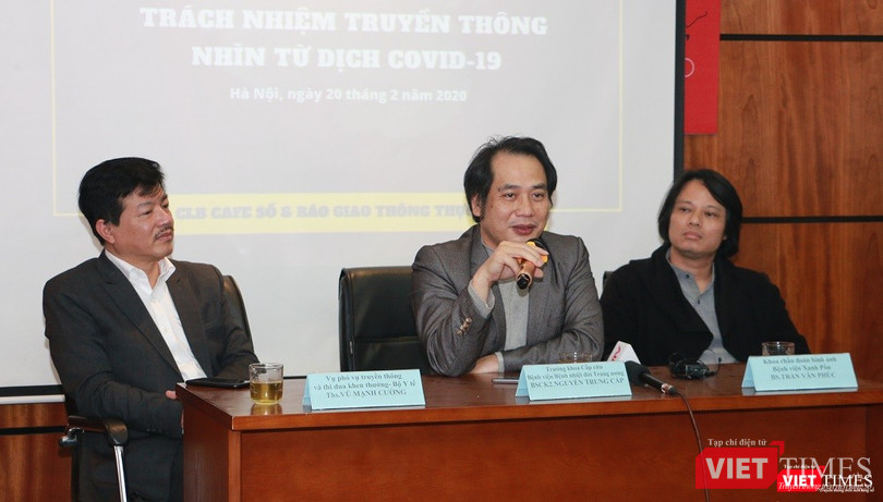 Ths. Vũ Mạnh Cường - Phó Vụ trưởng Vụ Truyền thông - Thi đua khen thưởng, Bộ Y tế (trái), BSCK II Nguyễn Trung Cấp - Trưởng khoa Cấp cứu Bệnh viện Bệnh Nhiệt đới Trung ương (người cầm mic) và BS. Trần Văn Phúc - Bệnh viện Đa khoa Xanh Pôn (Hà Nội). Ths. Vũ Mạnh Cường - Phó Vụ trưởng Vụ Truyền thông - Thi đua khen thưởng, Bộ Y tế (trái), BSCK II Nguyễn Trung Cấp - Trưởng khoa Cấp cứu Bệnh viện Bệnh Nhiệt đới Trung ương (người cầm mic) và BS. Trần Văn Phúc - Bệnh viện Đa khoa Xanh Pôn (Hà Nội).