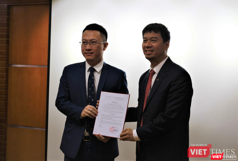 Phó Tổng Giám đốc Đài Tiếng nói Việt Nam Ngô Minh Hiển trao quyết định nhiệm tân Phó Giám đốc Đài Truyền hình Kỹ thuật số VTC Lương Minh Đức